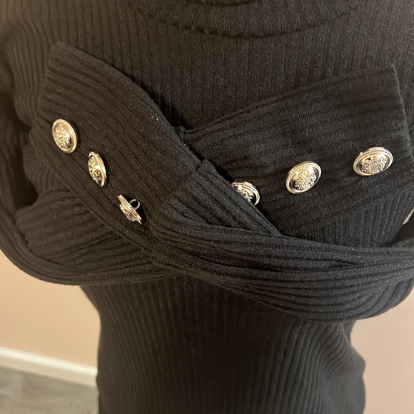 Women’s M black turtleneck with gold accent buttons on the wrist - Picture 4 of 9